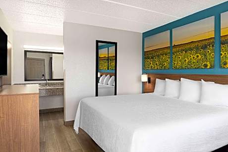 1 King Bed Efficiency Room Non-Smoking
