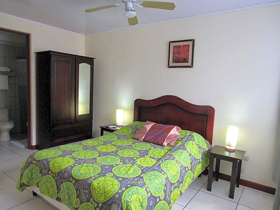 Hotel La Guaria Inn & Suites