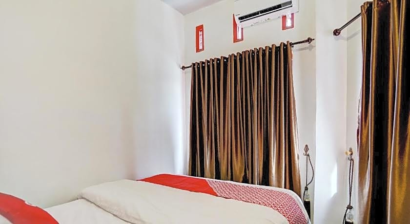 OYO 90645 Karisma Residence