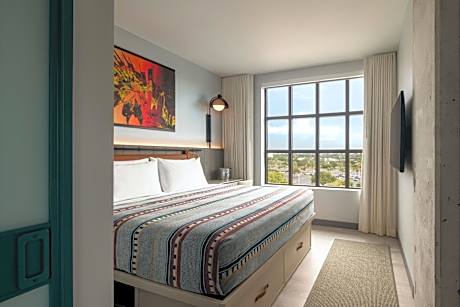 King Room with Adapted Tub - Mobility Accessible