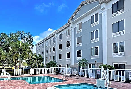 Comfort Inn & Suites Sarasota I75