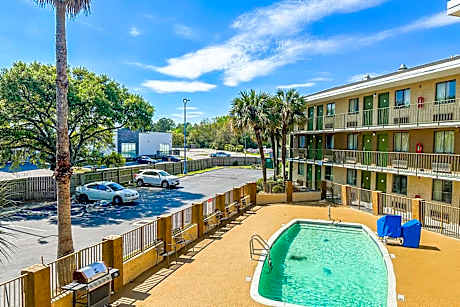 OYO Hotel Mobile, AL I-65 at Airport Blvd