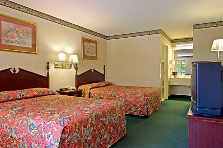 2 Double Beds Studio Suite Non-Smoking