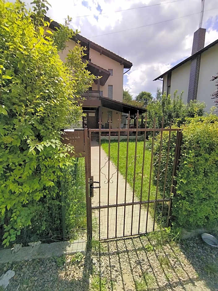 VillaWeb 9rooms - Long term business aparthotel 29 Euro per night per room, min 3months