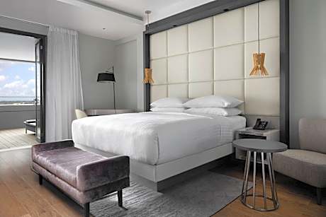 One-Bedroom Executive King Suite with Club Lounge Access