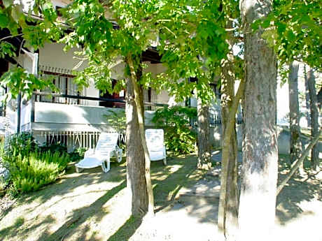 Wide row house with private fenced garden for 9 guests in Lignano Pineta