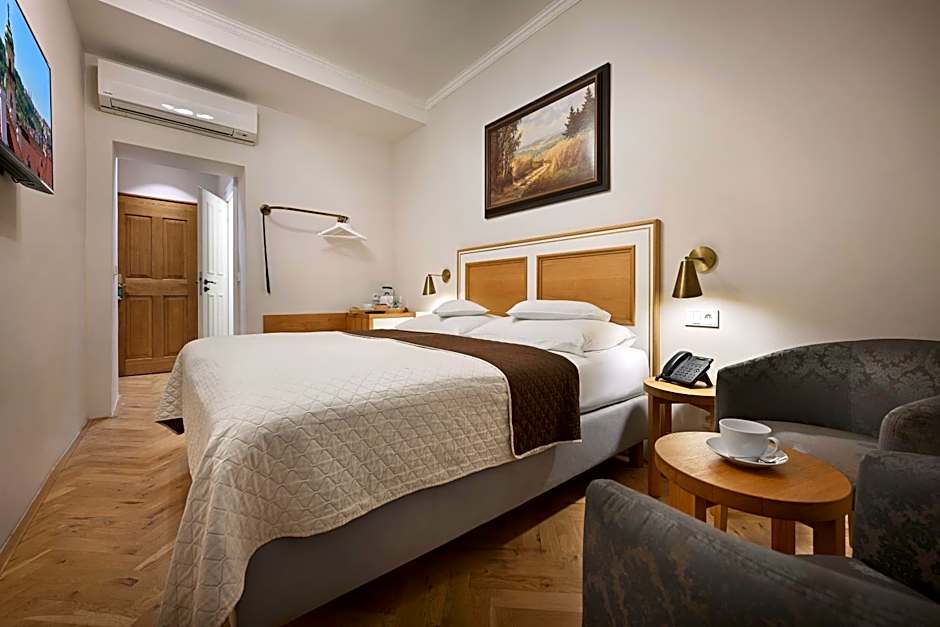 Hotel At the Golden Scissors