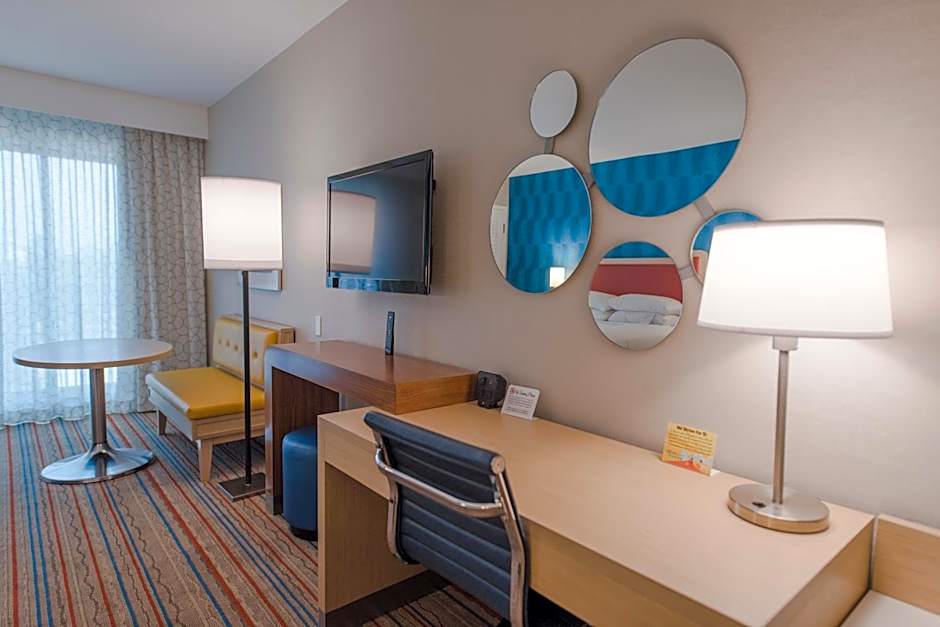 Howard Johnson by Wyndham Anaheim Hotel & Water Playground