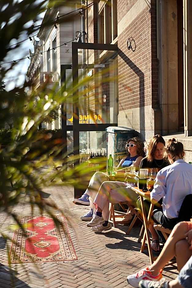 Hostel & Bar De Basis