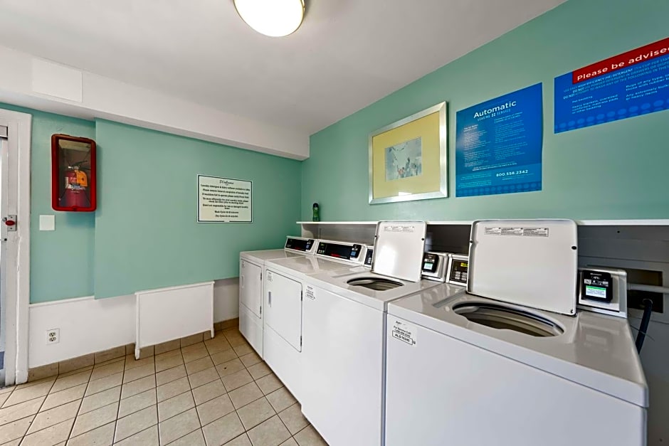 Best Western Plus Holiday Sands Inn & Suites