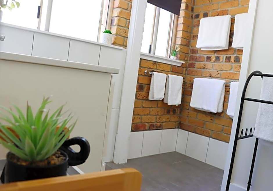 Kennedy Drive Boutique Motel & Nursery- Close To City Centre & Airport