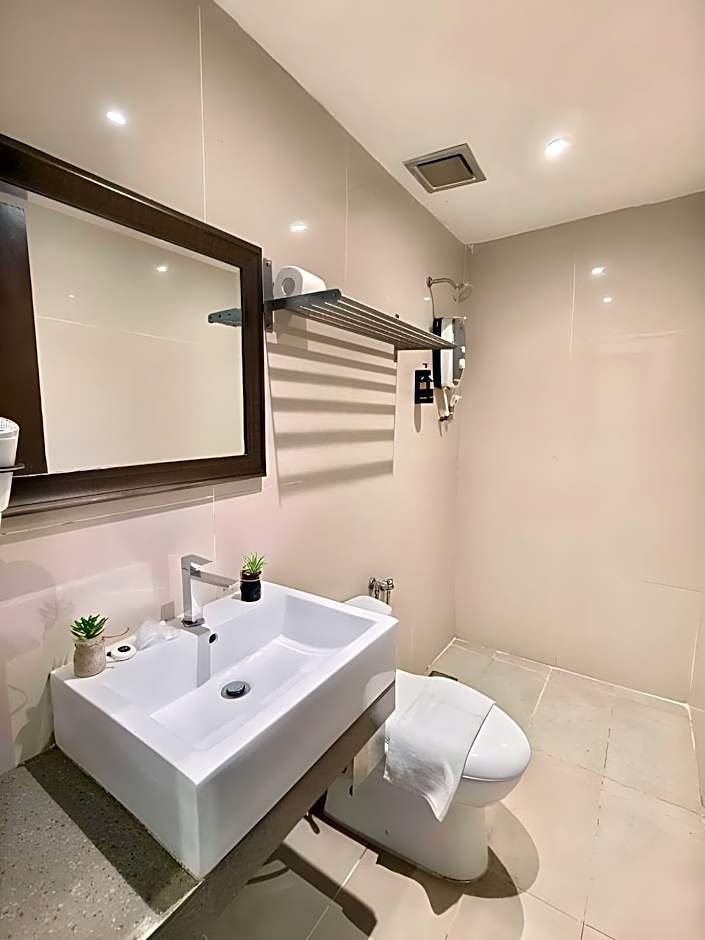 Riverbank Hotel by MRVJ BUSINESS