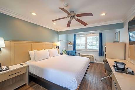 King Room with Roll-In Shower - Mobility/Hearing Accessible - Non-Smoking