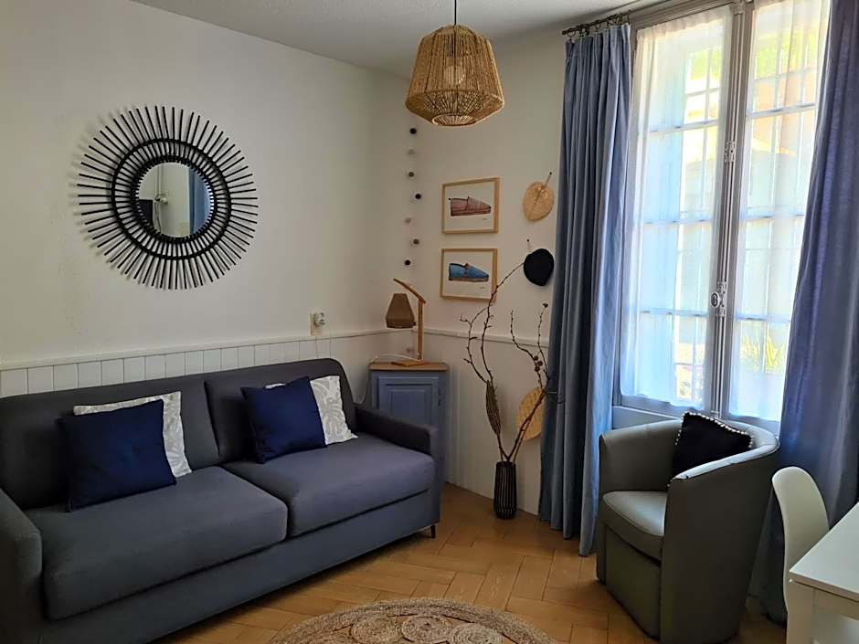 Chambres d'Hôtes et Gîtes- L'Abri sous Roche