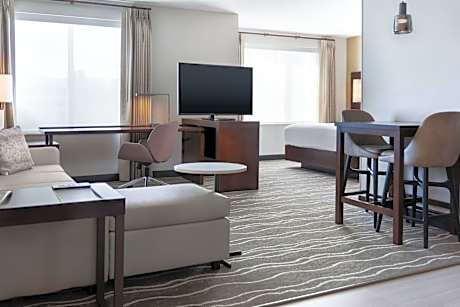 King Studio Suite with Sofa Bed and Roll-in Shower - Mobility and Hearing Accessible