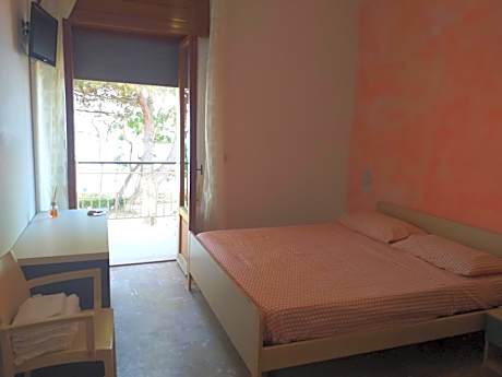 Spacious double room by the sea