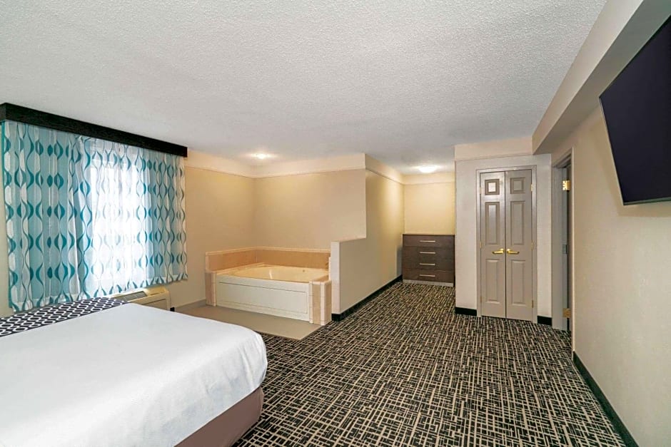 La Quinta Inn & Suites by Wyndham Albany Airport