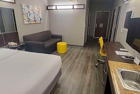 Queen Studio Suite - Mobility and Hearing Impaired Access/Non-Smoking