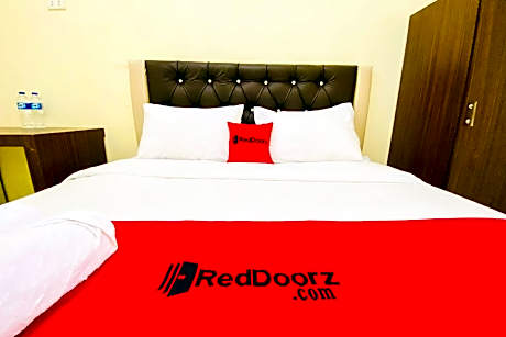 RedDoorz @ Shine Guest House Tebing Tinggi