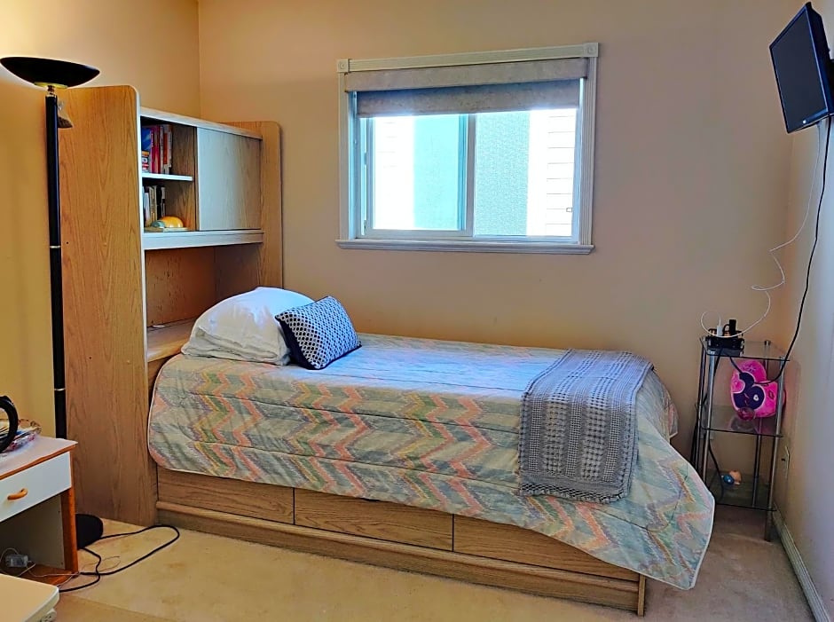 Helen's House / Close to Skytrain and Airport