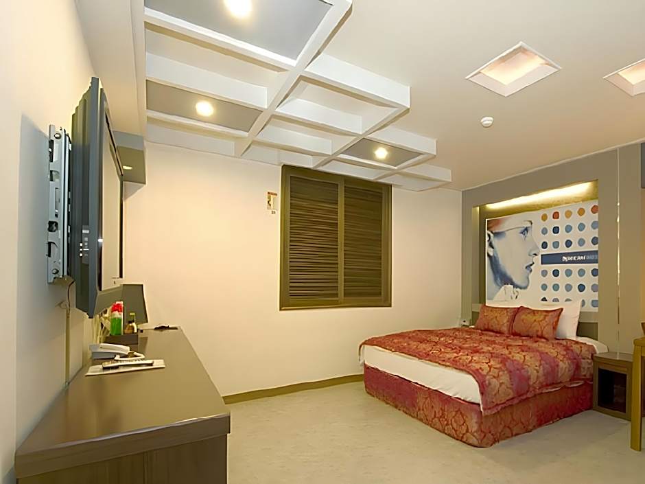 B. Cent Hotel Busan Station