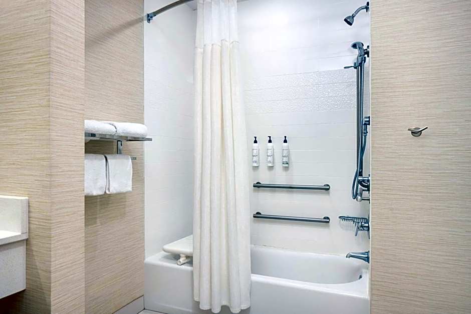 Fairfield Inn & Suites by Marriott Lincoln Southeast