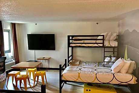 King Room with Three Bunk Beds - Non-Smoking