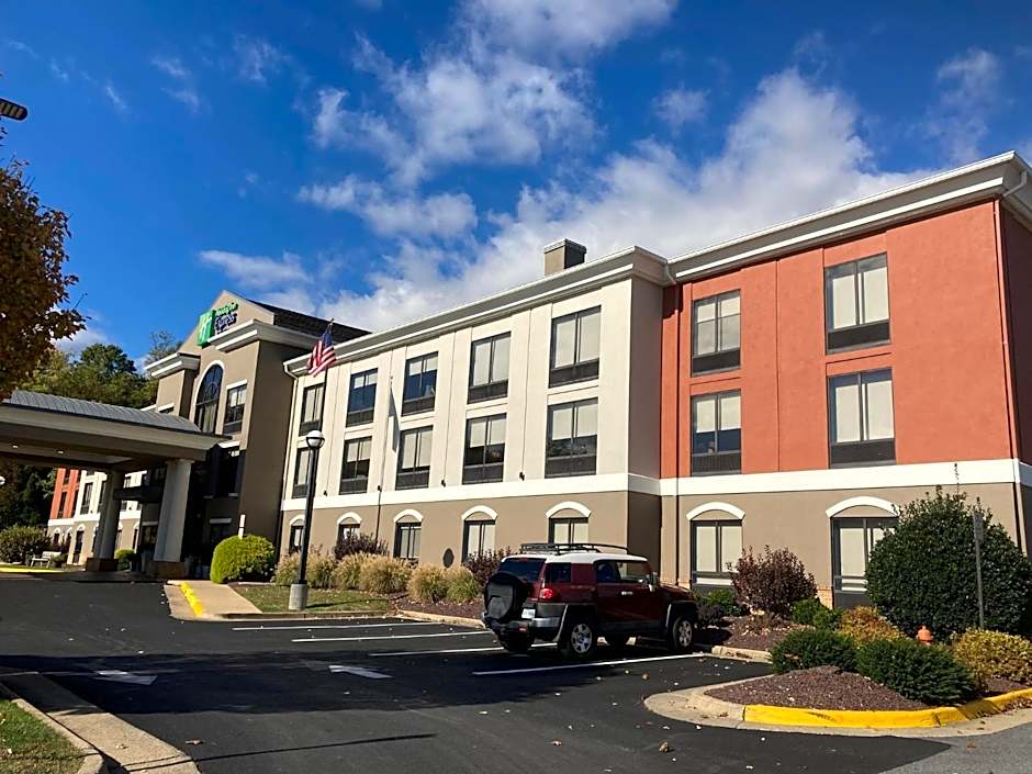Holiday Inn Express and Suites Winchester By IHG
