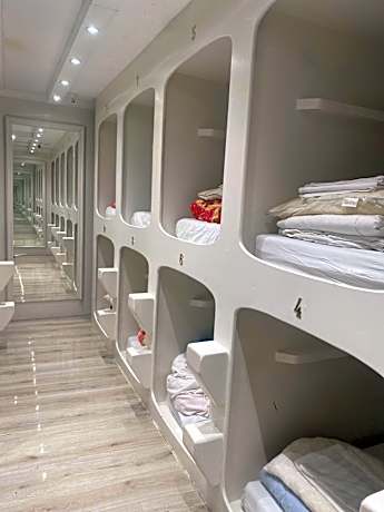 Single Bed in Mixed Dormitory Room