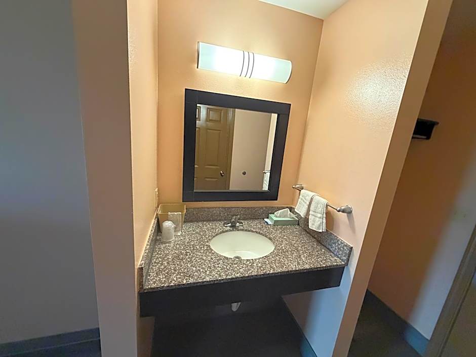 Paradise Inn & Suites