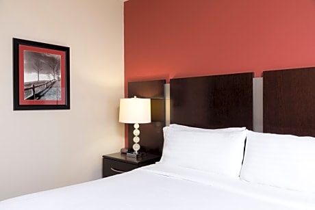 King Room - Mobility Access/Roll in Shower - Non-Smoking