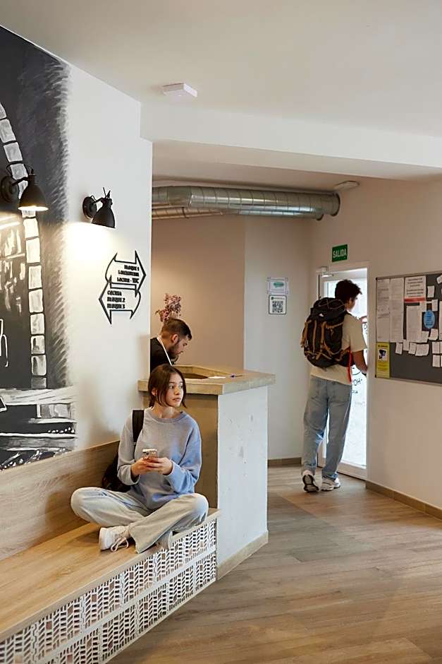 Hostel Dos Estaciones - Scandinavian Design - Albergue Juvenil - FREE towels, coffee & tea, remote check-in