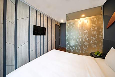 Three-Bedroom Apartment with Balcony