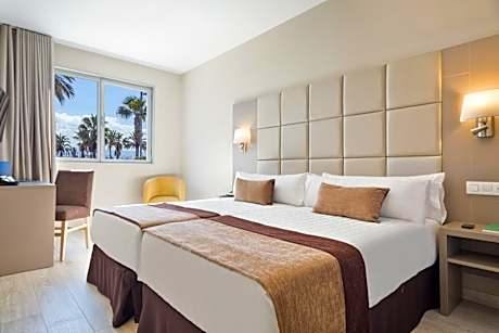 Business Double or Twin Room Facing the Sea