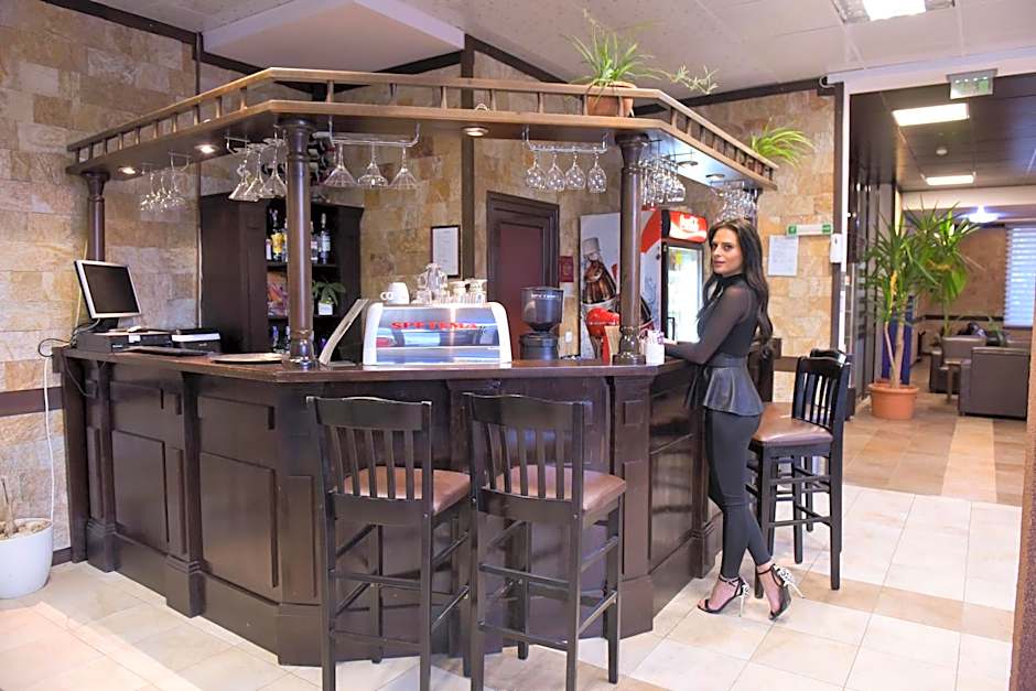 Royal Bansko - Family Apart Hotel With All Inclusive Light or HB&Drinks and Hot Pool & Jacuzzis