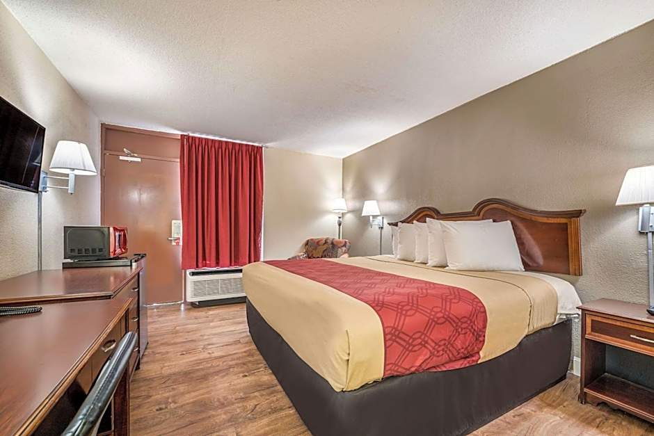 Econo Lodge  Inn & Suites Macon West