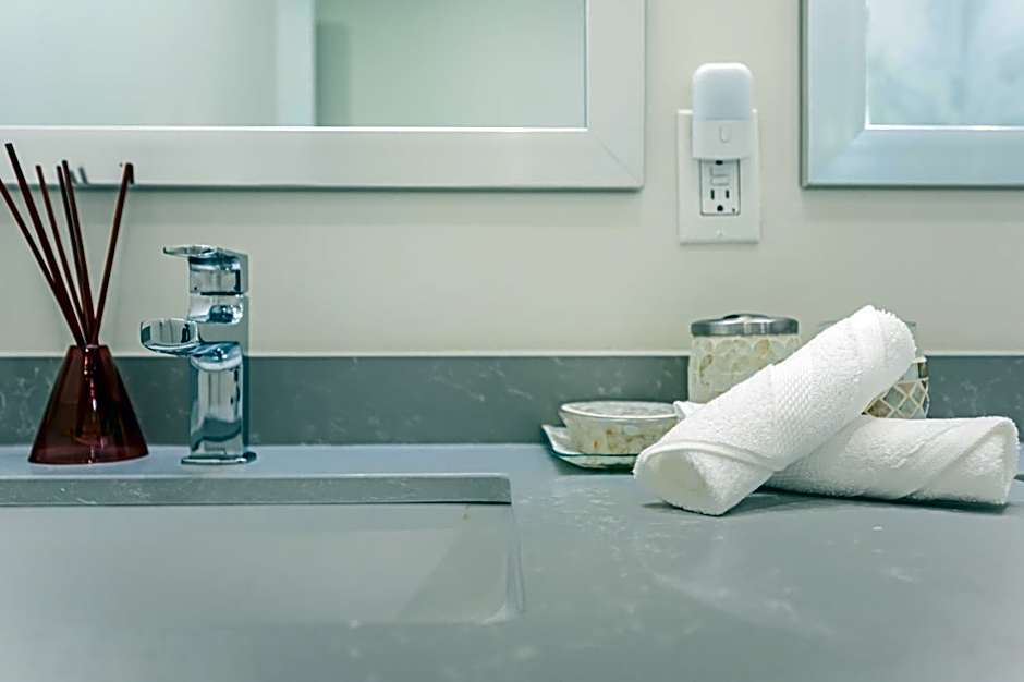 Amazing 3 Bed 4 Bath Penthouse with Roof Top Terrace close to Airport