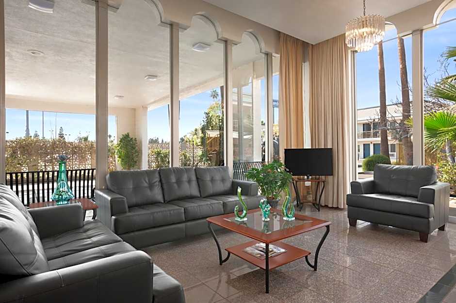 Travelodge by Wyndham Bakersfield