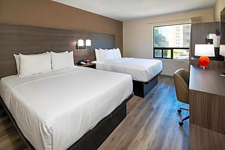Queen Room with Two Queen Beds and Bathtub - Non-Smoking