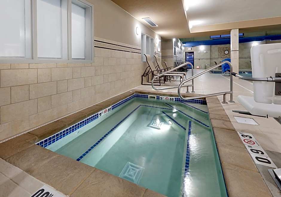 Holiday Inn Express & Suites Mitchell By IHG