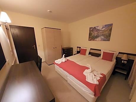 Deluxe One-Bedroom Apartment with Balcony