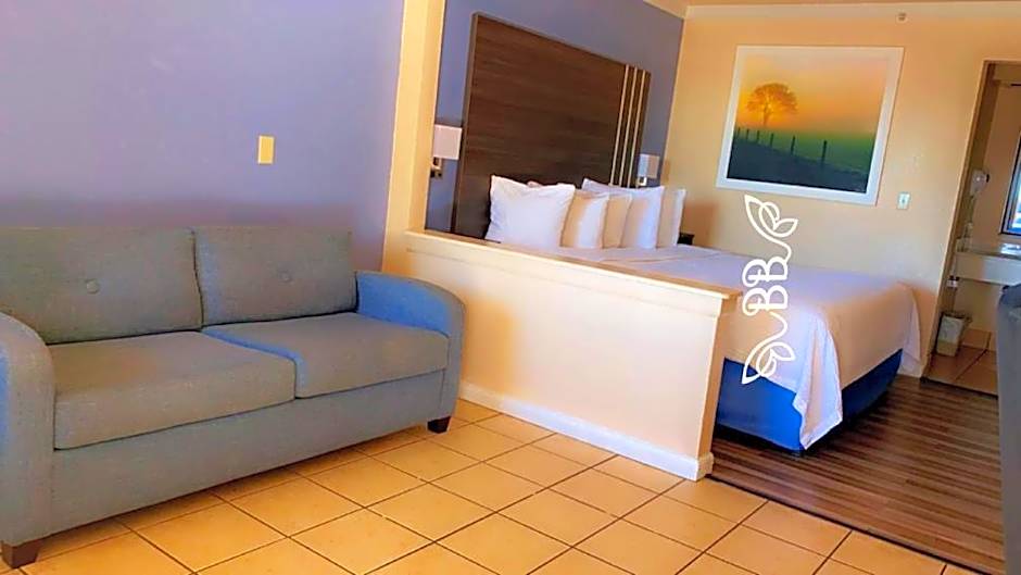 Days Inn & Suites by Wyndham Braunig Lake