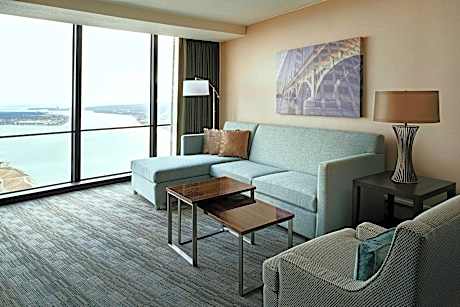 1 Bedroom Executive Suite, 1 King, Sofa bed, River view