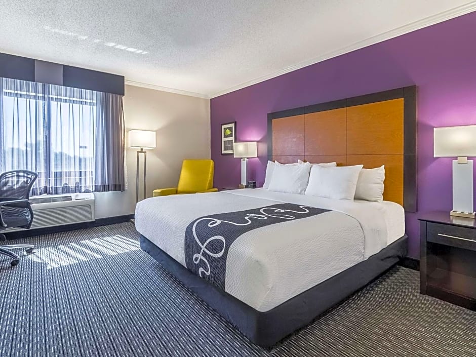La Quinta Inn & Suites by Wyndham Cleveland - Airport North