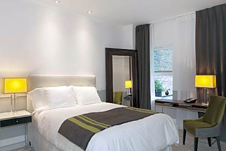 Deluxe Queen Retreat