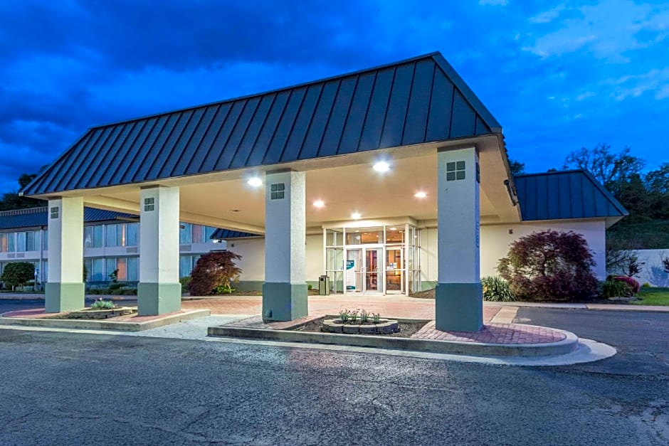 Suburban Extended Stay Hotel Fairmont