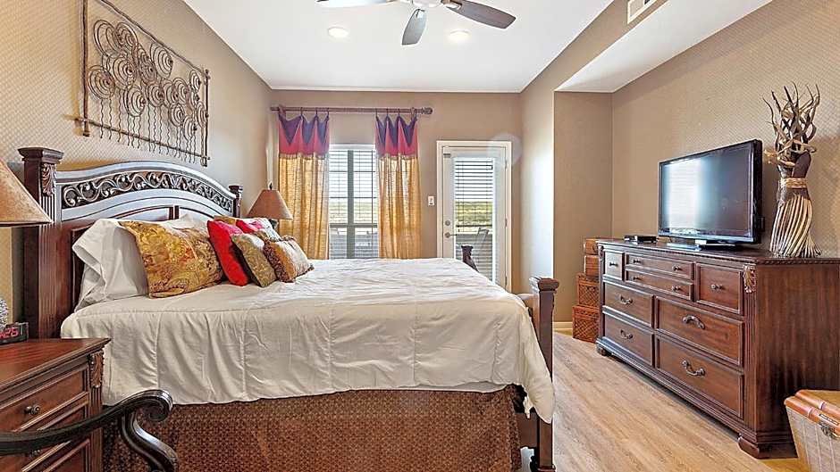 Lake Travis Stunning Waterfront, Sunset & Pool Views, Pet Friendly, Boat Ramp, Lago Vista, Texas