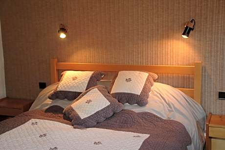 Three-Bedroom Apartment with Alcove