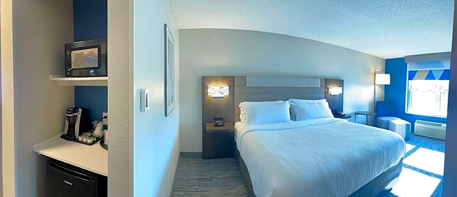 Holiday Inn Express & Suites Marquette By IHG