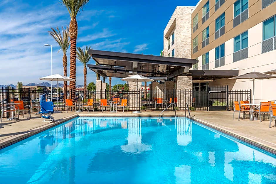 Holiday Inn Express and Suites Lake Havasu London Bridge By IHG